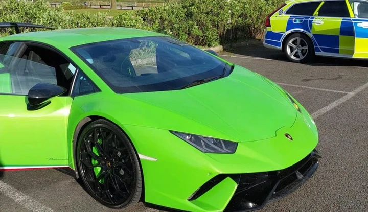Lamborghini bloccata in autostrada dalla Polizia: assenti due documenti obbligatori