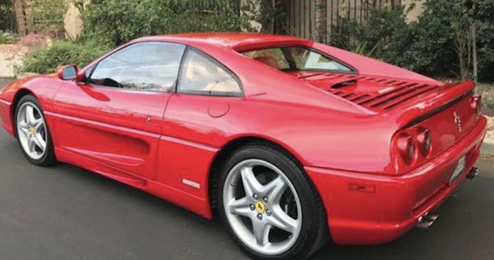 Sembra una Ferrari F355 GTS, ma sotto non ha un motore di Maranello