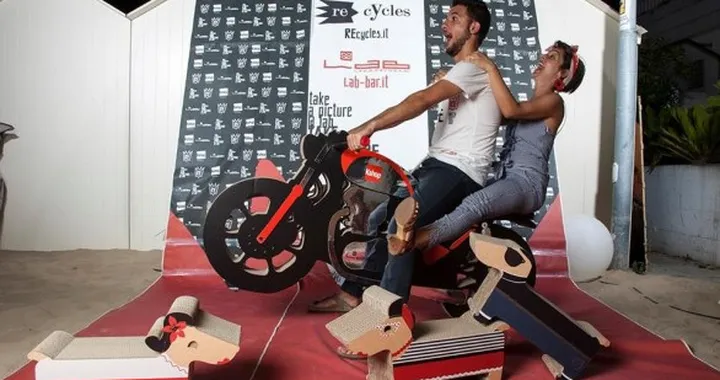 KShop e REcycles insieme per celebrare un anno di successi con una moto...di cartone!