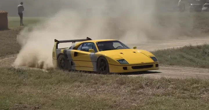 Ferrari F40: il drifting sullo sterrato è spettacolare [Video]