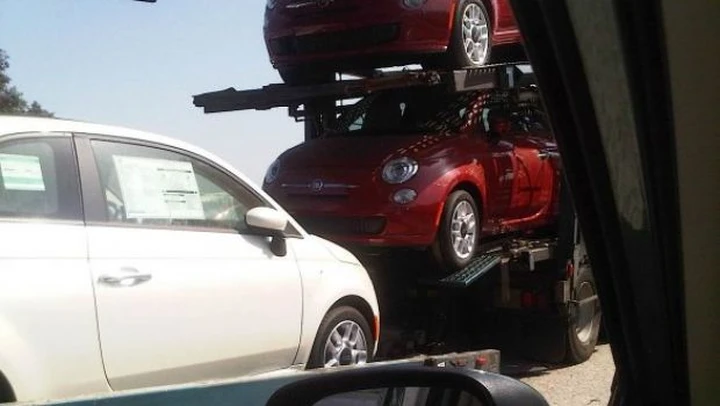 Fiat 500: foto di una bisarca in California