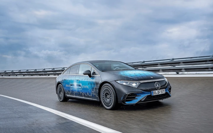 Mercedes-Benz rivoluziona le batterie EV con la tecnologia allo stato solido