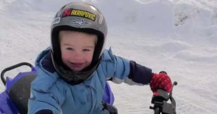Hannes Pfeiffer (3) riding donuts on his new quad