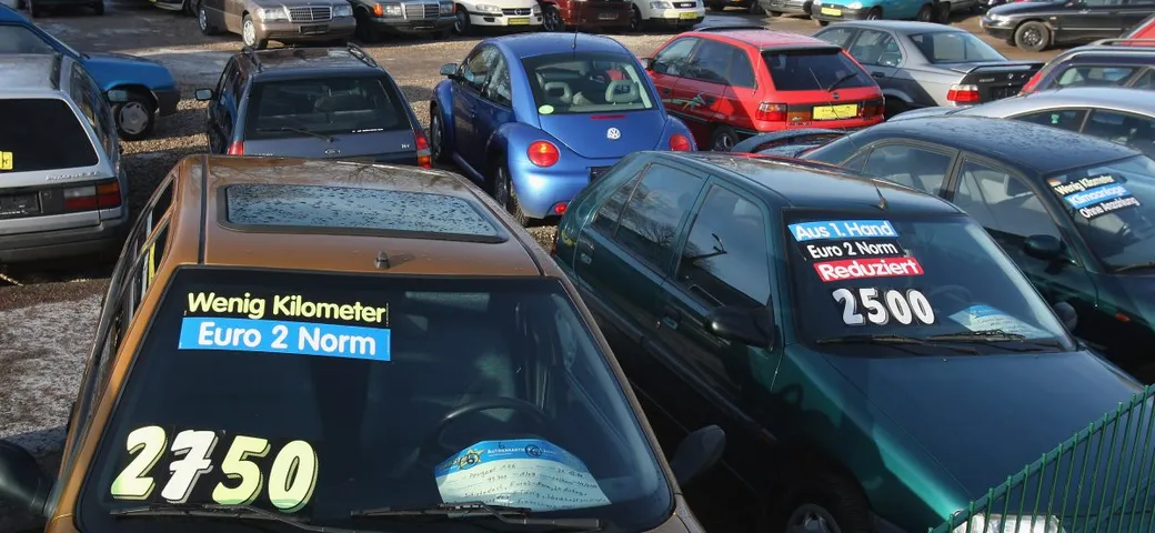 Mercato auto usate ad agosto: lieve frenata, boom delle ibride a benzina
