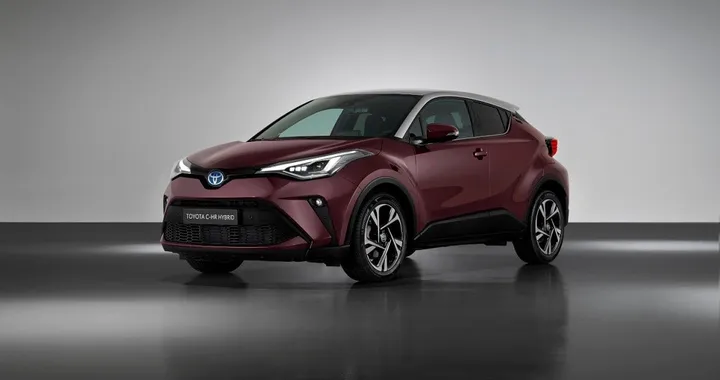 Toyota C-HR restyling 2022: novità, interni, motori