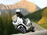 Suzuki Burgman 400 2022 e ARThletes: lo scooter incontra l'illustrazione