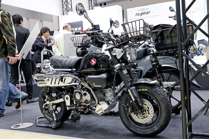 Honda Monkey 125, Kitaco esagera: doppio scarico e look total black