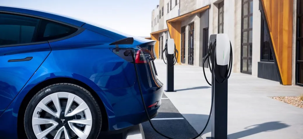 Hertz e il paradosso dell’auto elettrica: una Tesla Model 3 e la tassa sul carburante