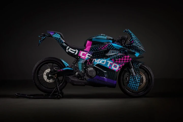 CFMOTO 250SR-R: la nuova sportiva bicilindrica sfida Yamaha R3