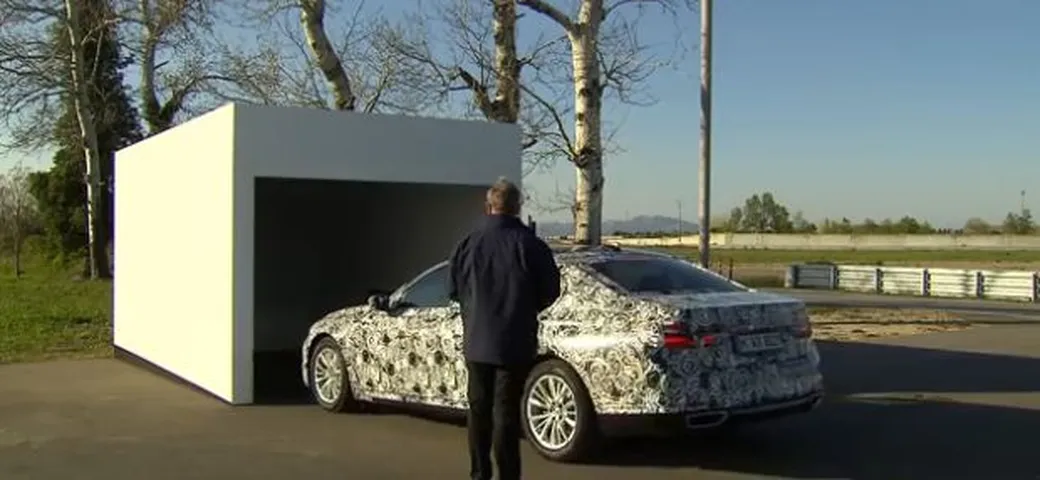 BMW Serie 7: la prima auto che parcheggia da sola