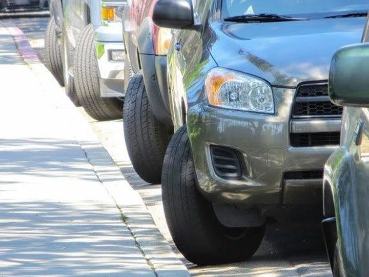 Parcheggiare con le ruote girate, perché è una cattiva abitudine