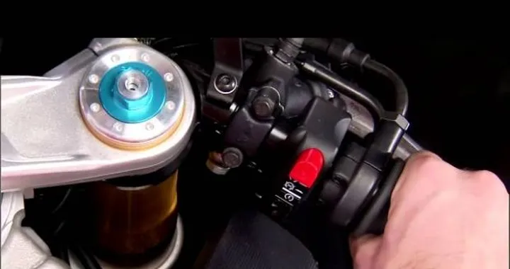 Come funziona l'Aprilia Performance Ride Control sulla RSV4 Factory