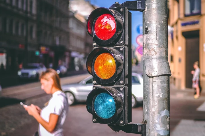 Storia del segnale stradale che ha cambiato per sempre la mobilità