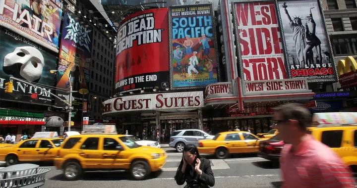 Guidava un kart con la figlia a Times Square: arrestata