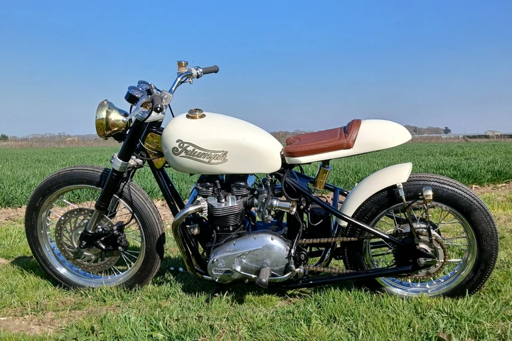 Triumph T140: da bobber disastroso a mostro custom, l’impresa di Vic Shield
