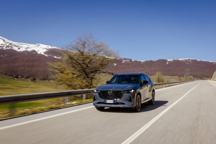 Mazda CX-60 2026 debutta con aggiornamenti su comfort, sicurezza e consumi