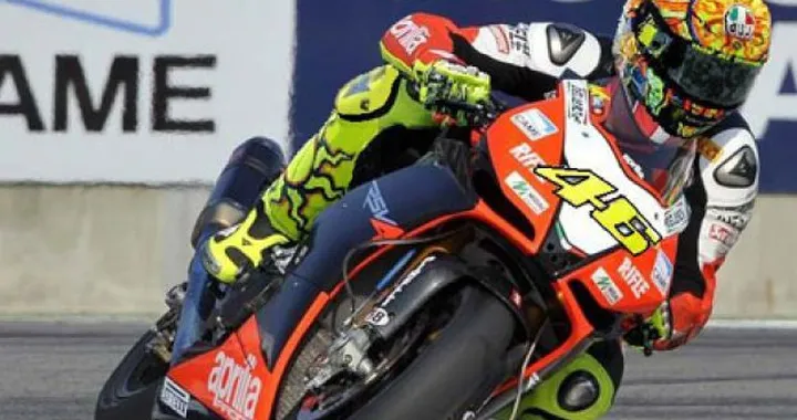 Foto del giorno: Valentino Rossi sull'Aprilia RSV4