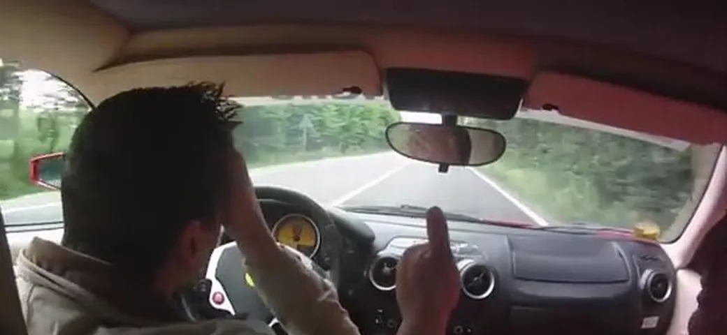 Il quasi incidente del ragazzo con la Ferrari a noleggio