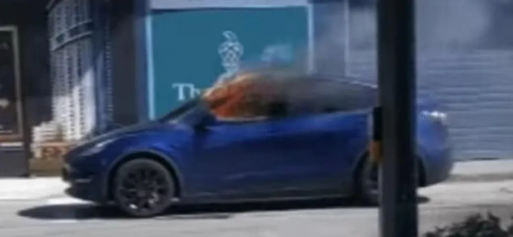Tesla Model Y va a fuoco: attimi di panico per il guidatore [Video]