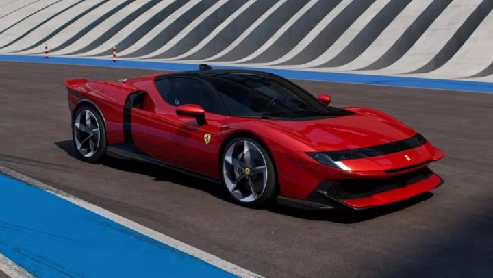 La nuova Ferrari Testarossa scende in pista a Fiorano con Leclerc