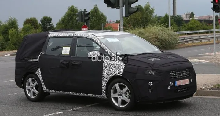 Kia Carnival 2014: foto spia