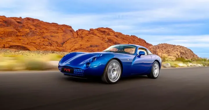 Apre un nuovo showroom, anche se non produce un'auto da 20 anni