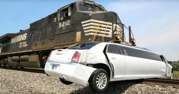 La limousine colpita dal treno