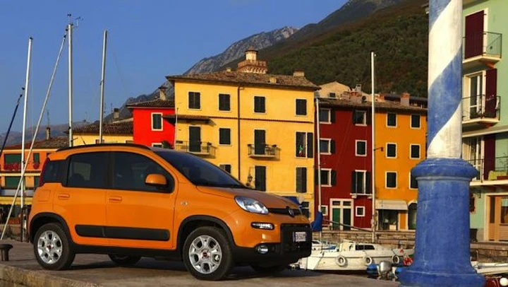 Rapina in un bar vicino Pomigliano: attimi di terrore per 3 collaudatori Fiat e danni alle auto in prova