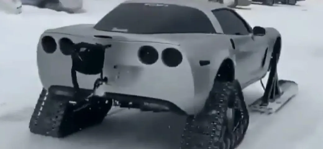 Chevrolet Corvette trasformata in gatto delle nevi [Video]