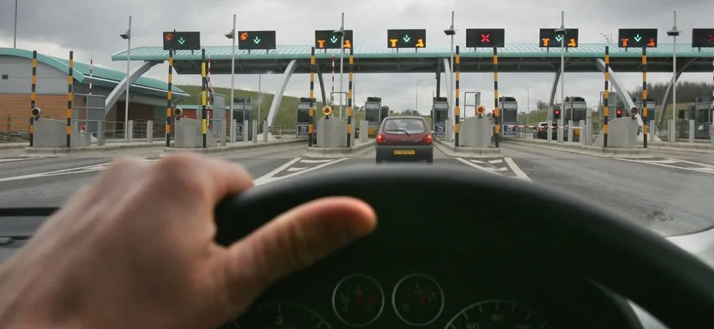 Cosa non bisogna fare ai caselli autostradali: comportamenti da evitare