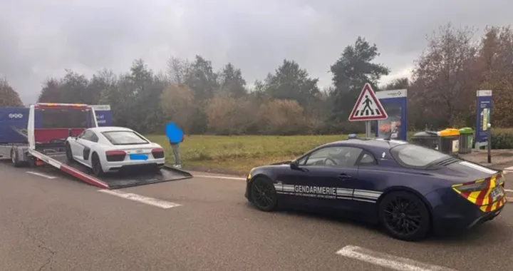 Audi R8 inseguita a 227 km/h sulla A11: fermata con Alpine A110