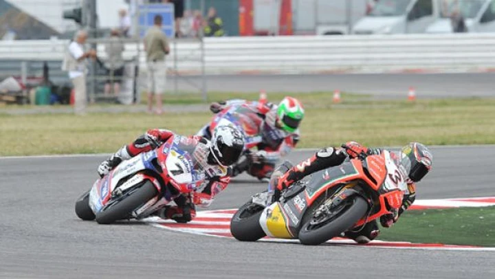 WSBK Misano: Biaggi vince Gara-1 davanti a Checa e Giugliano
