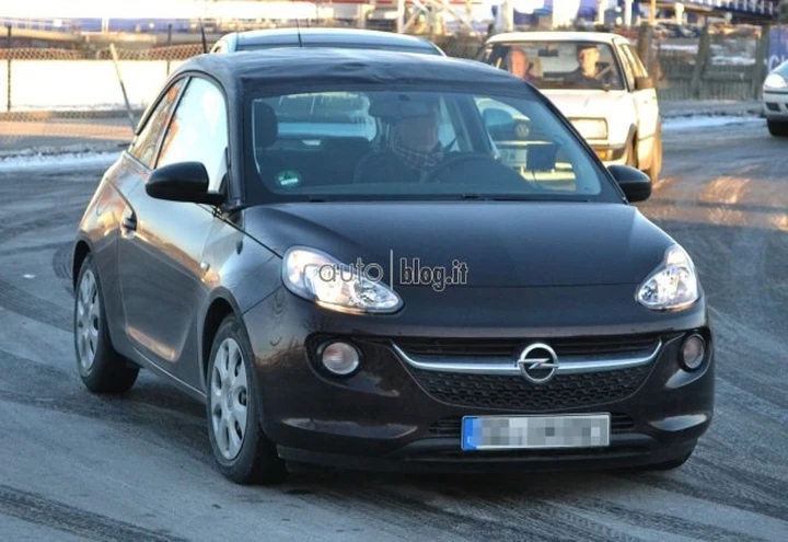 Opel Adam cabrio: foto spia su strada