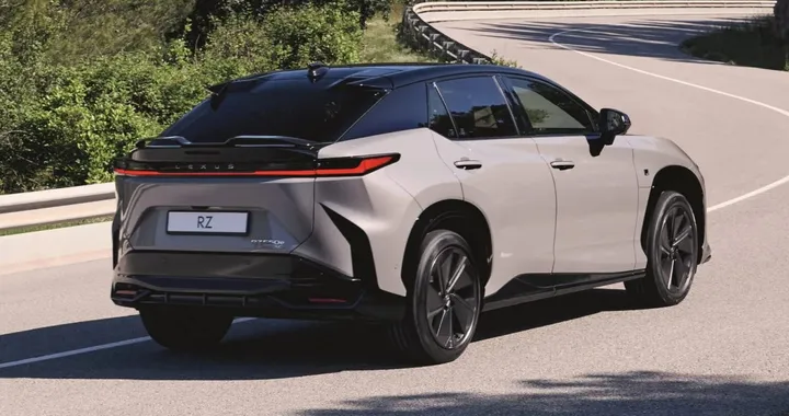 Lexus RZ, introdotte simulazione del cambio marcia e sterzo elettronico