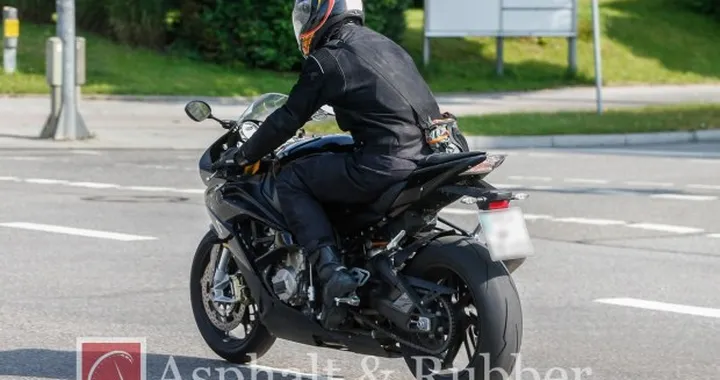 BMW S1000RR: foto spia dell'upgrade 2015