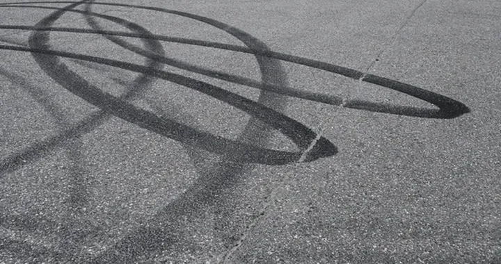 Si schianta dopo una derapata e viene condannato al carcere