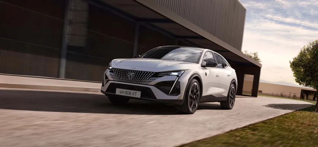Peugeot E-408: la nuova elettrica con 453 km di autonomia e design fastback