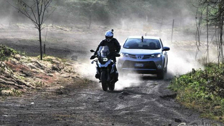 Toyota Rav4 vs BMW R1200 GS: 2 contro 4 ruote in off-road