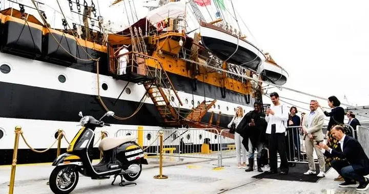 Vespa celebra l'Amerigo Vespucci: a New York debutta un modello unico