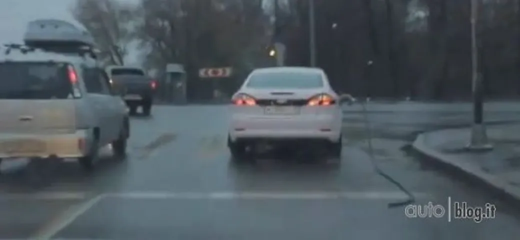 Video divertenti: con la pompa di benzina attaccata all'auto...