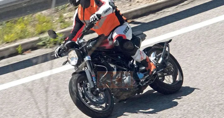 Husqvarna: le prime foto spia della Svartpilen