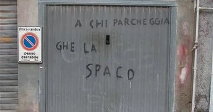 Foto del giorno: chi parcheggia è spacciato...