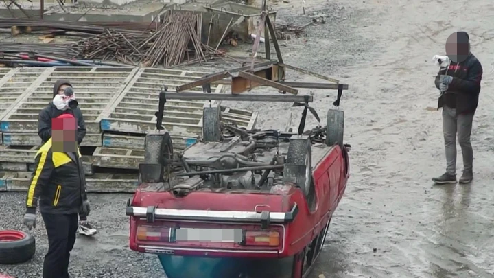 Vecchia Lada tirata da una gru con...la colla [Video]
