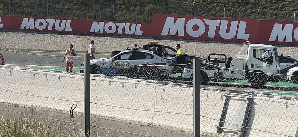 MotoGP Barcellona, incidente alla BMW M5 Safety Car