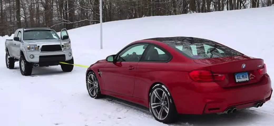 BMW M4 vs Toyota Tacoma: tiro alla fune su neve [Video]