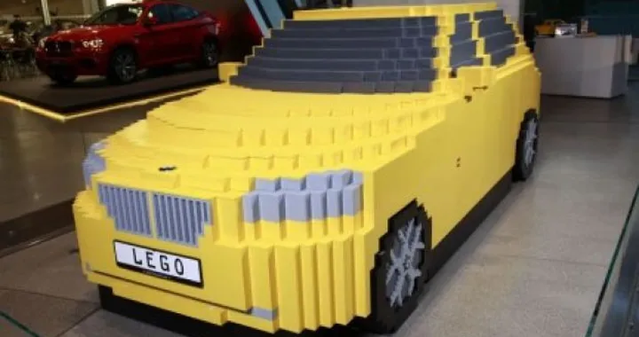 Bmw X1: 800 bambini ne creano un modello utilizzando i soli mattoncini del Lego