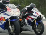 Marc Marquez e Takaaki Nakagami svelano la CBR900RR del '92 e la CBR1000RR-R Fireblade SP 30° Anniversario (Video)