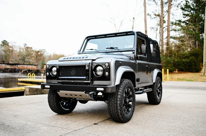 Land Rover Defender Osprey: il restomod di una vecchia 90 soft-top