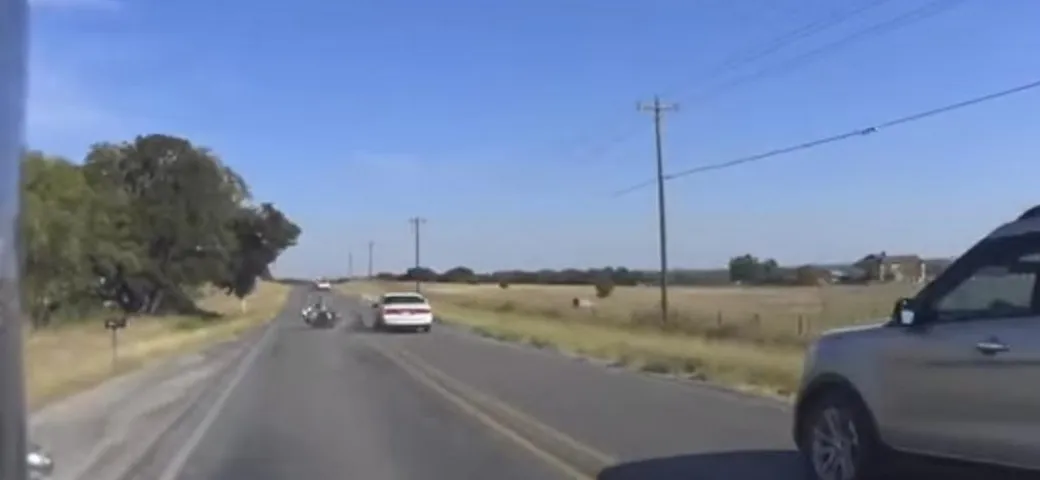 Auto sbanda e sperona un motociclista [Video]