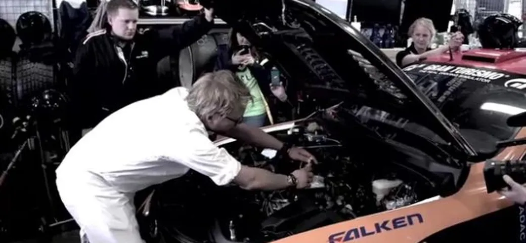 Il cuoco cuoce il filetto nel vano motore!